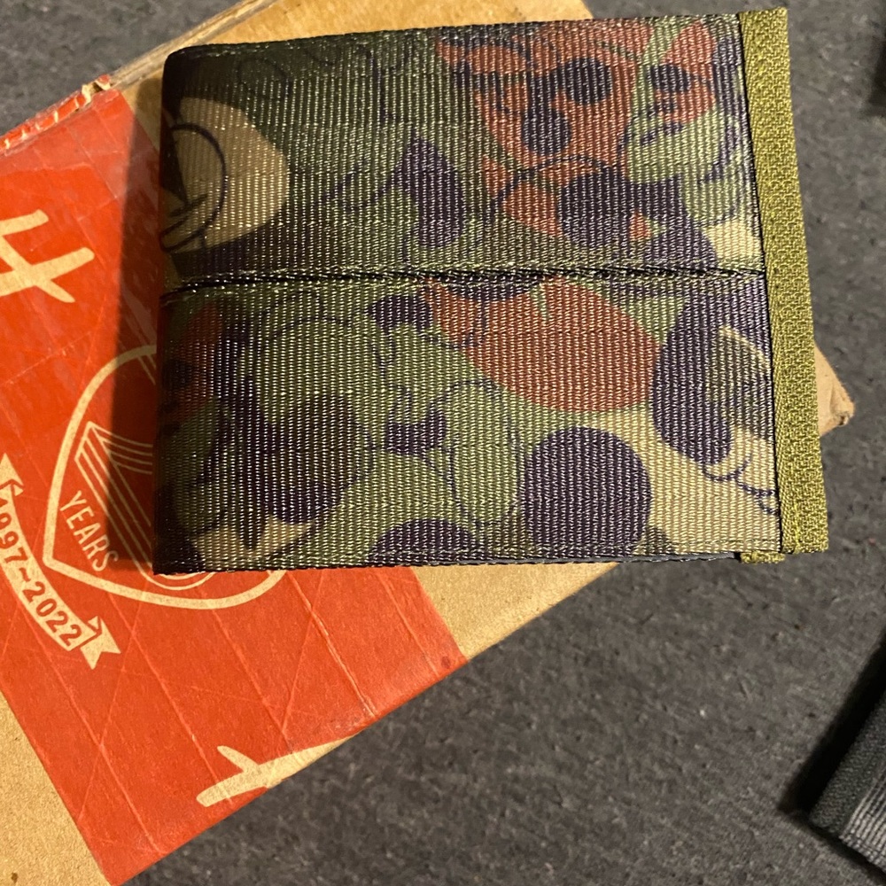 Harvey’s seatbelt bags wallet